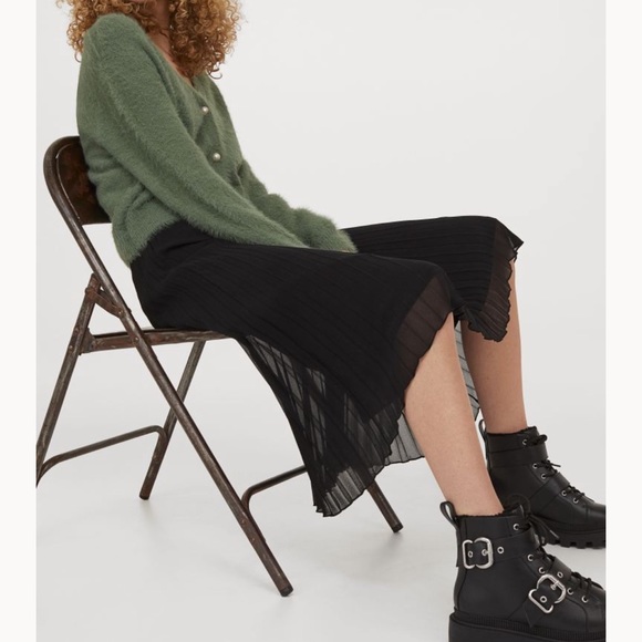 H&M Dresses & Skirts - H n M knee length pleated chiffon skirt.